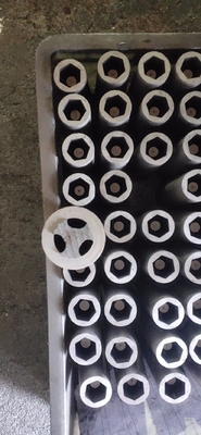 1.85g/cm3 Εσωτερικά επικαλυμμένα στρογγυλά εργαλεία εξάγωνου γραφίτη για συνεχείς χύτευσης χαλκού από άνθρακα